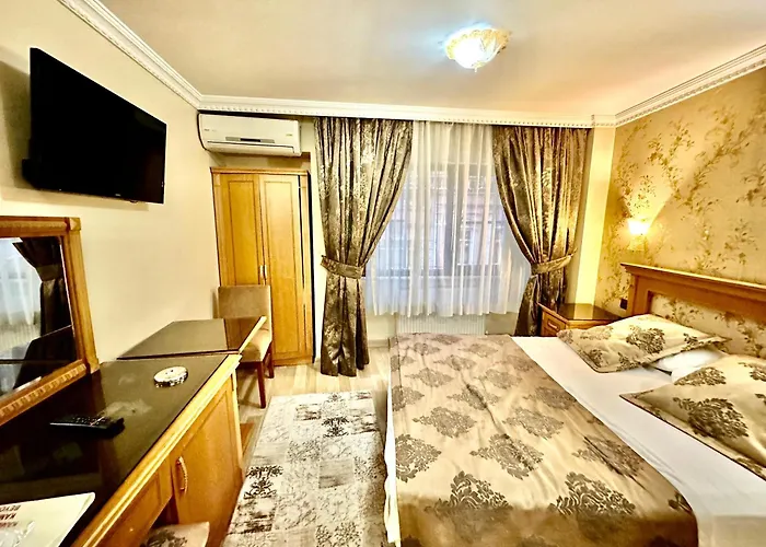 Golden Papirues Taksim 3*